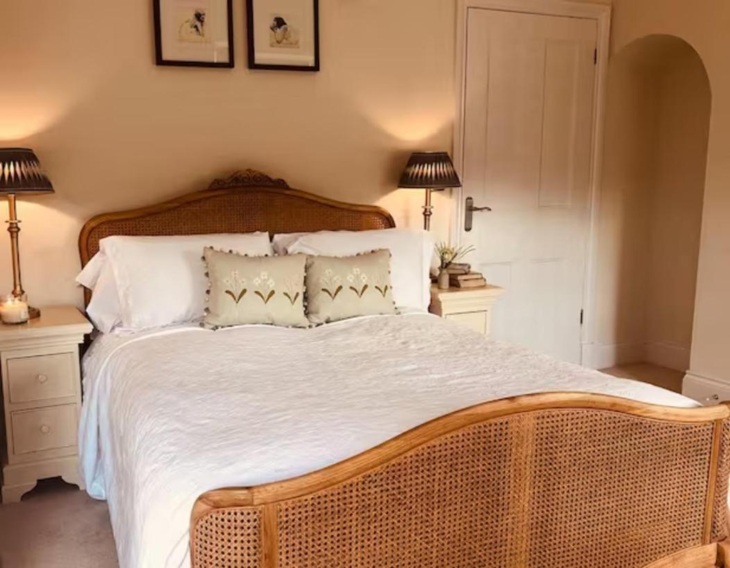 Pass The Keys Old Beams Luxury Style & Comfort In Town Centre Bakewell Esterno foto